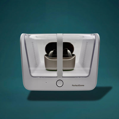 Audinell PerfectDome Trockenstation mit eingelegten Hörgeräten, Frontansicht